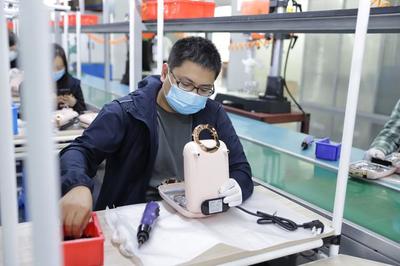 外貿(mào)工廠七成訂單回流國內(nèi)，浙江硬核廠長稱“一等品只賣中國消費(fèi)者”